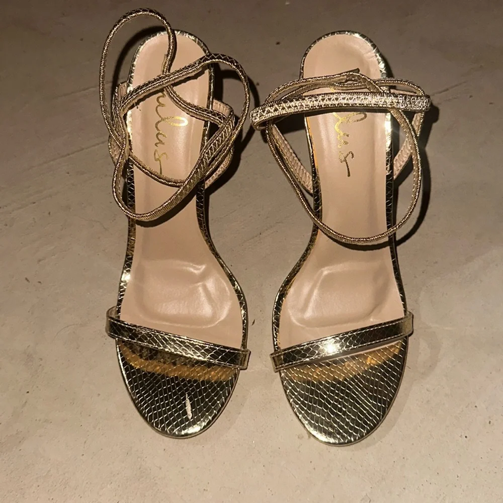 Lulus size 8 gold heels - Picture 1 of 1